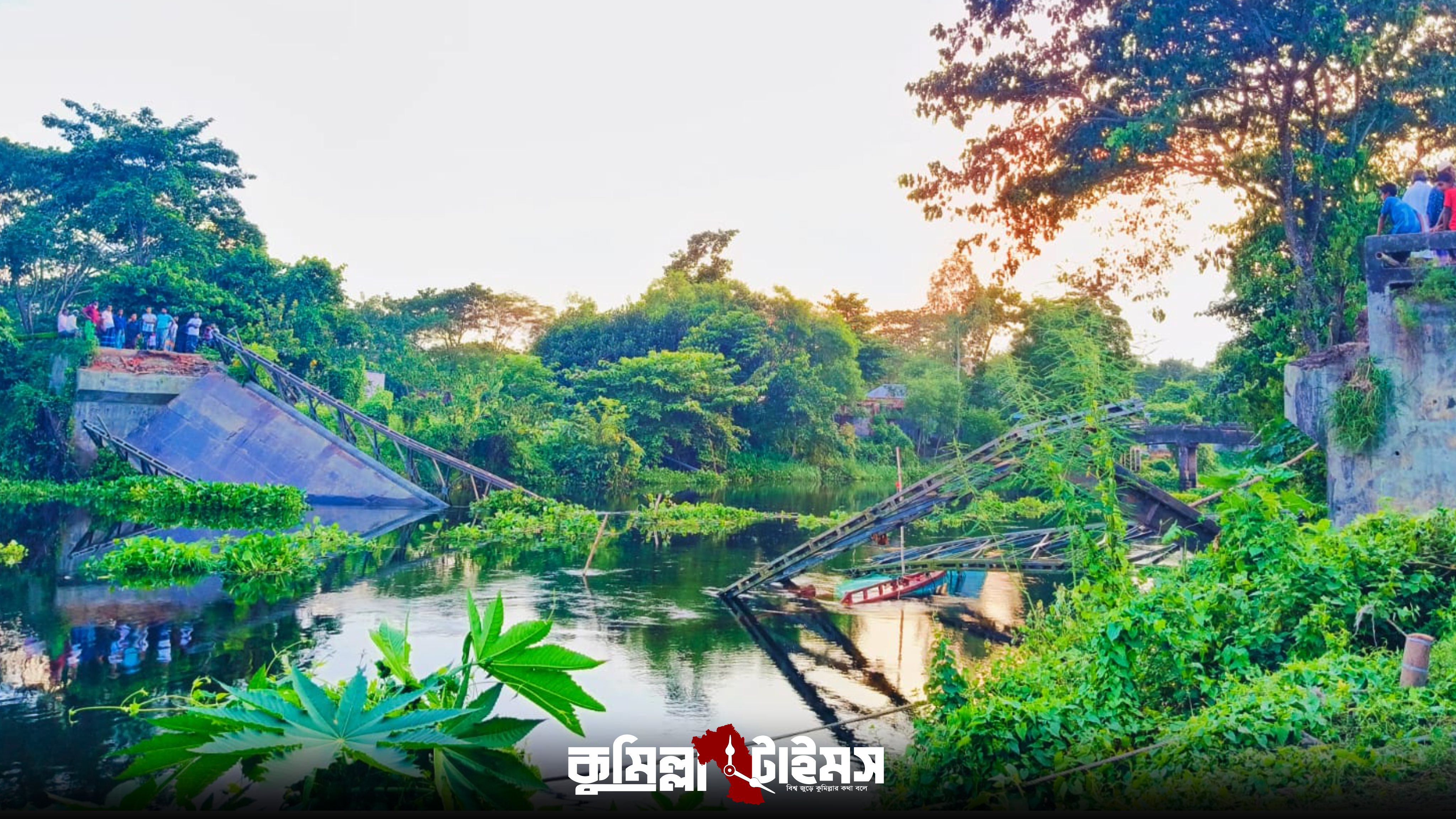 বেইলি সেতু ভেঙে নদীতে, দুর্ভোগে দুই জেলার হাজারো মানুষ