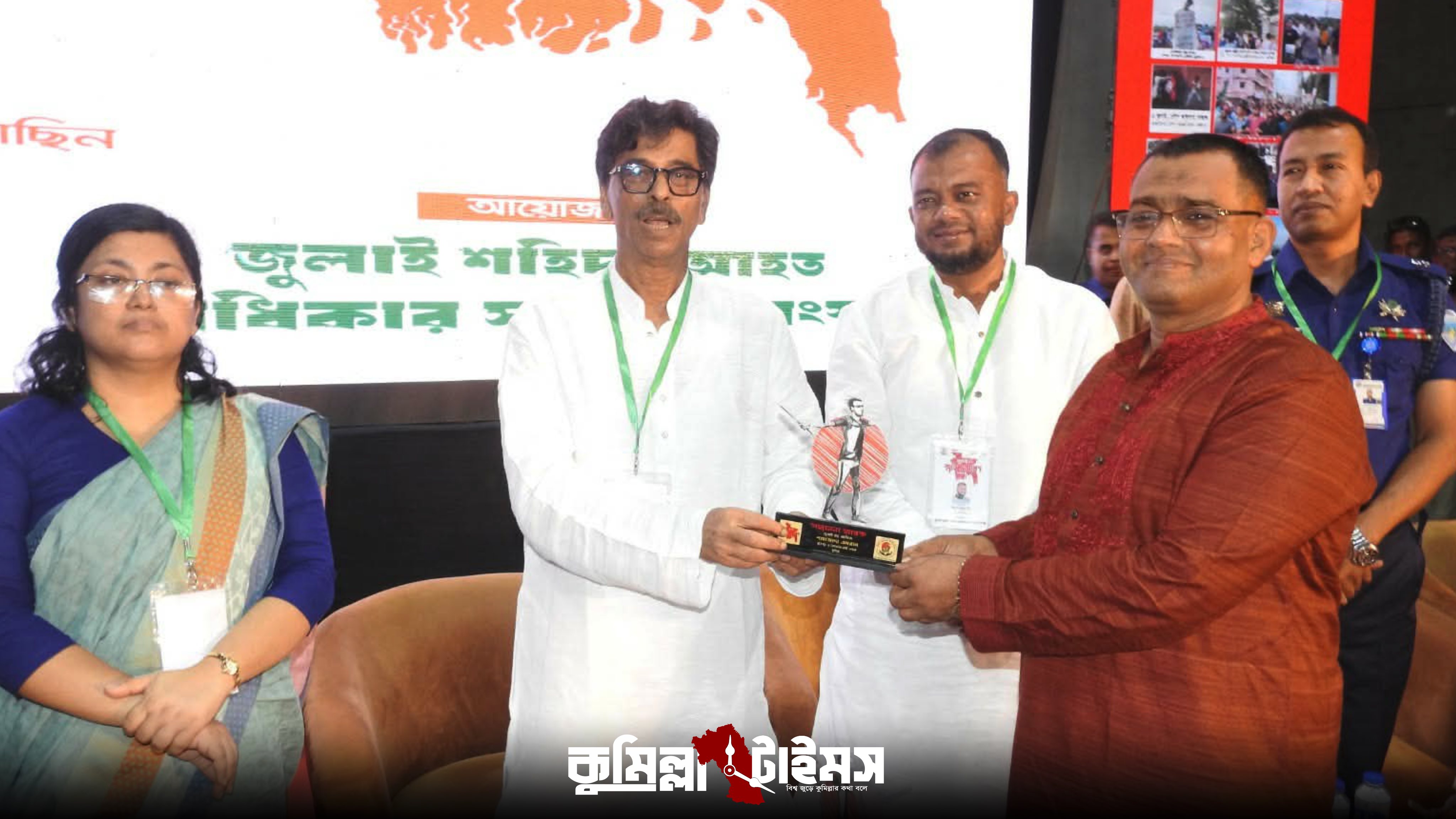 জুলাই স্মৃতি সমাবেশে ‘জুলাই’ গ্রন্থের রচয়িতা সাংবাদিক শাহাজাদা এমরানকে বিশেষ সম্মাননা