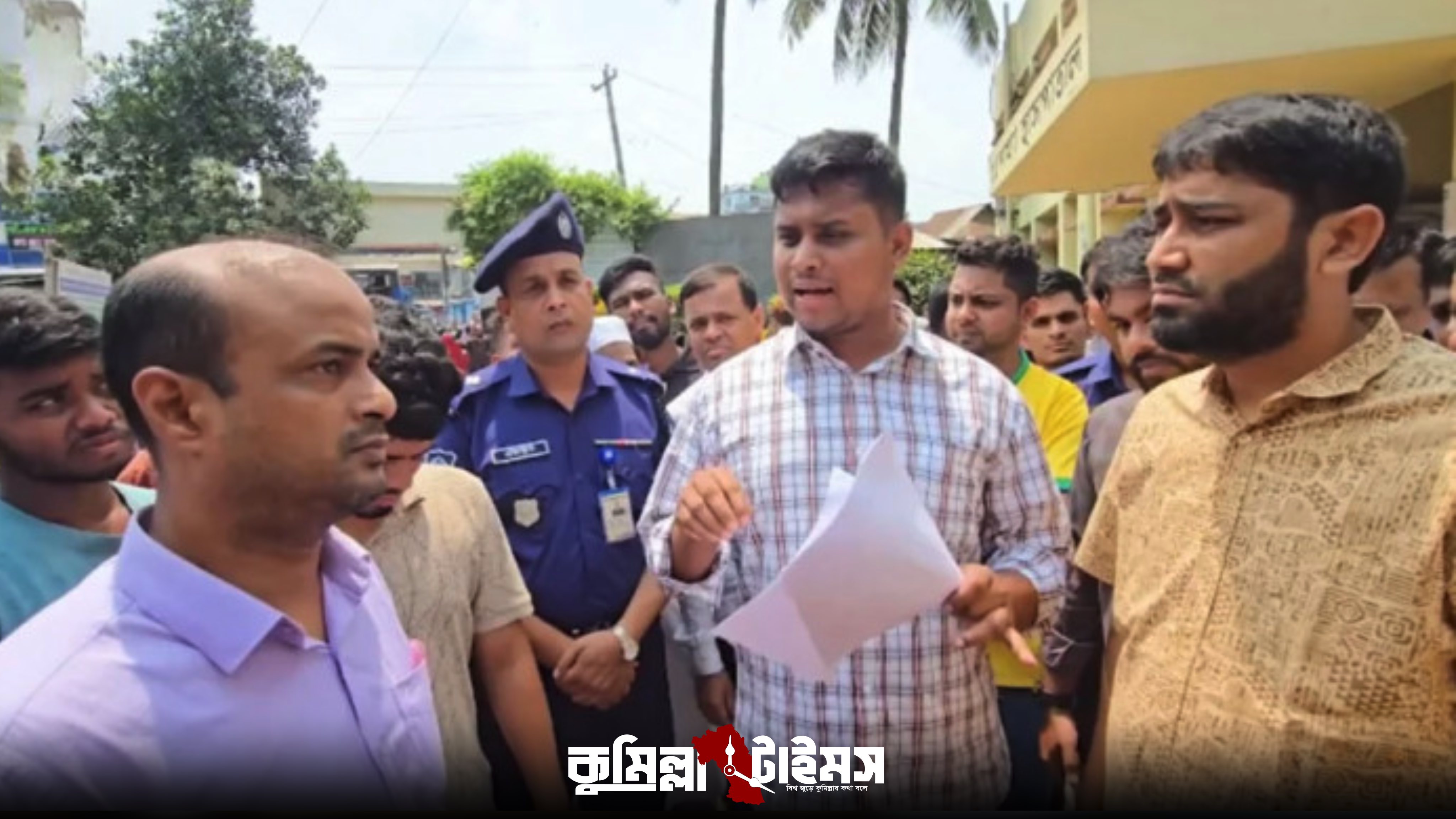 আকস্মিক হাসপাতাল পরিদর্শনে হাসনাত, অনুপস্থিত চিকিৎসকদের শোকজ